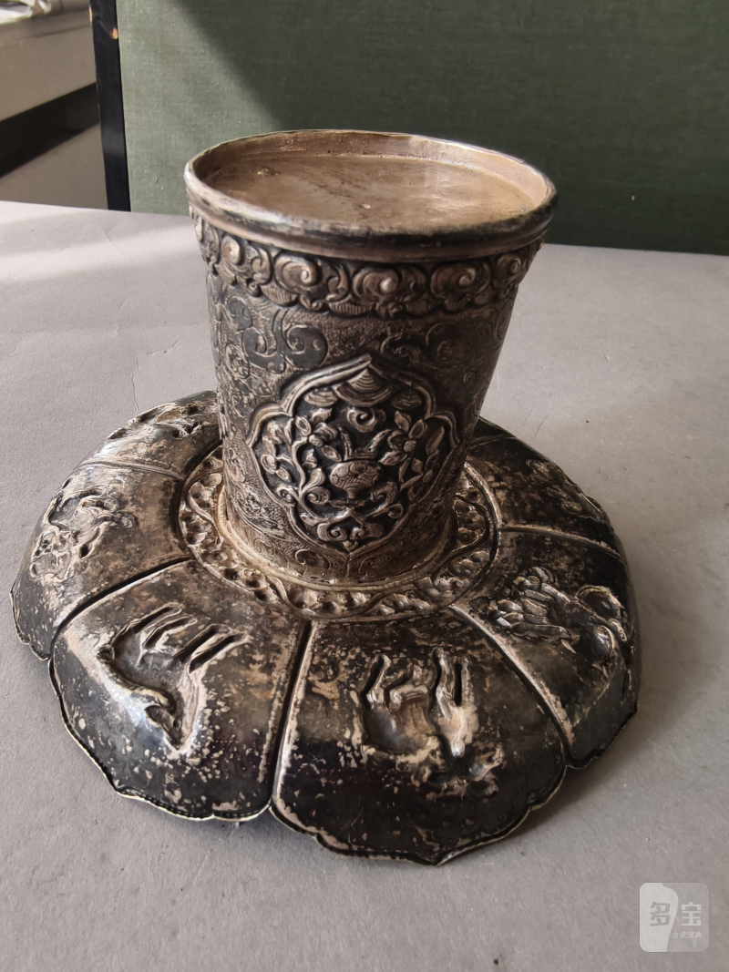 A jade bowl with stand and cover in silver with animals and floral motifs in relief - 图18